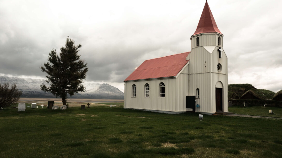 De turfboerderij Glaumbaer is een historische locatie en museum in de fjord Skagafjordur in Noord-IJsland - Houten Kerk in Glaumbaer-landbouwbedrijf in Noordelijk IJsland