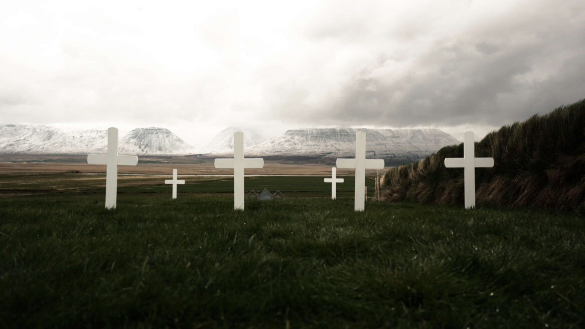 De turfboerderij Glaumbaer is een historische locatie en museum in de fjord Skagafjordur in Noord-IJsland - Houten Kerk in Glaumbaer-landbouwbedrijf in Noordelijk IJsland